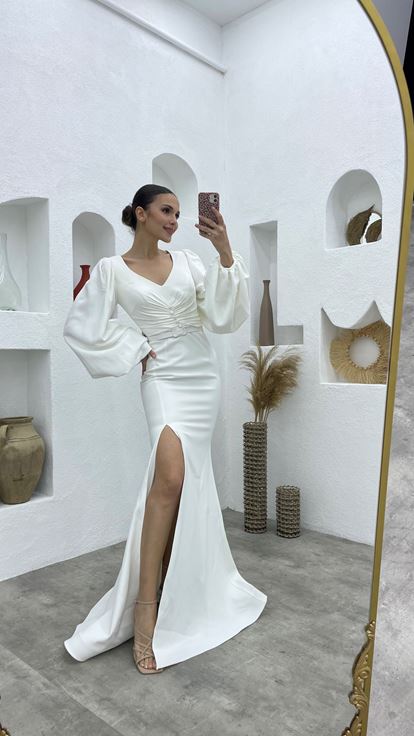 Abito da sera con manica a palloncino con bottoni bianchi