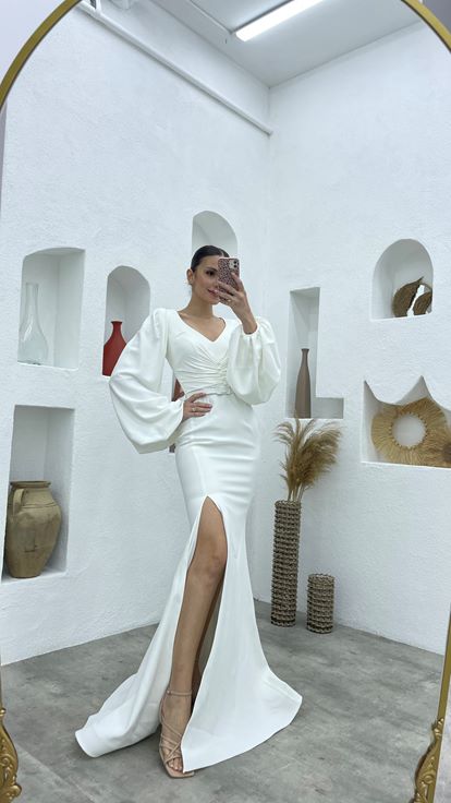 Abito da sera con manica a palloncino con bottoni bianchi