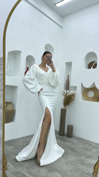 Abito da sera con manica a palloncino con bottoni bianchi