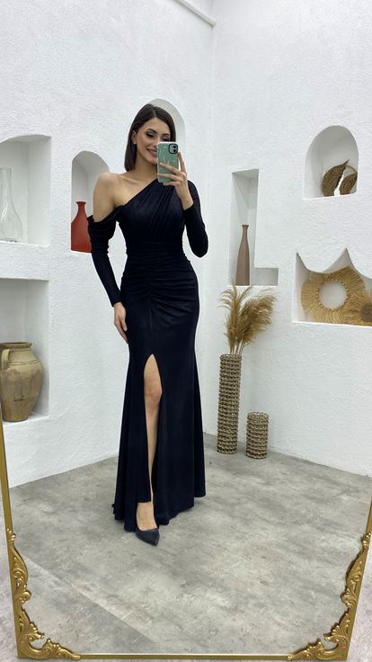 Siyah Asimetrik Kesim Büzgülü Simli Abiye Elbise