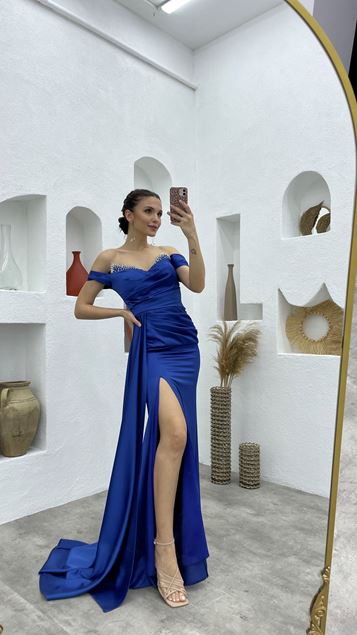 Blaues, drapiertes Satin-Abendkleid mit Stoned-Effekt auf der Brust von Aller