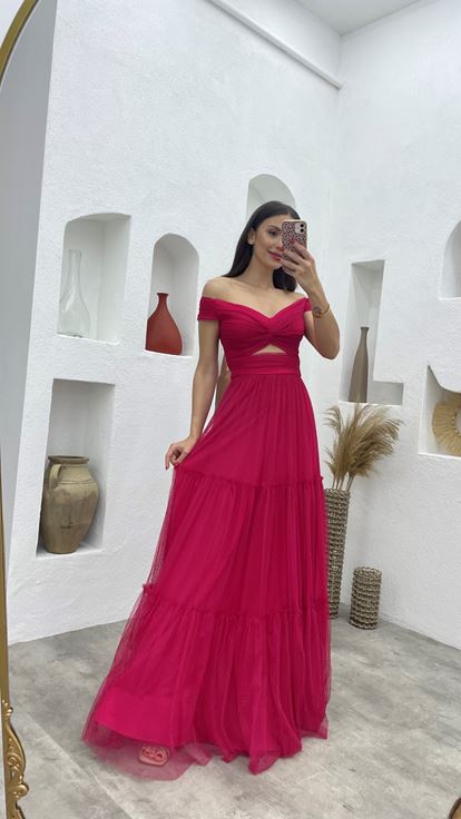 Vestido de noche de tul fucsia con busto estampado