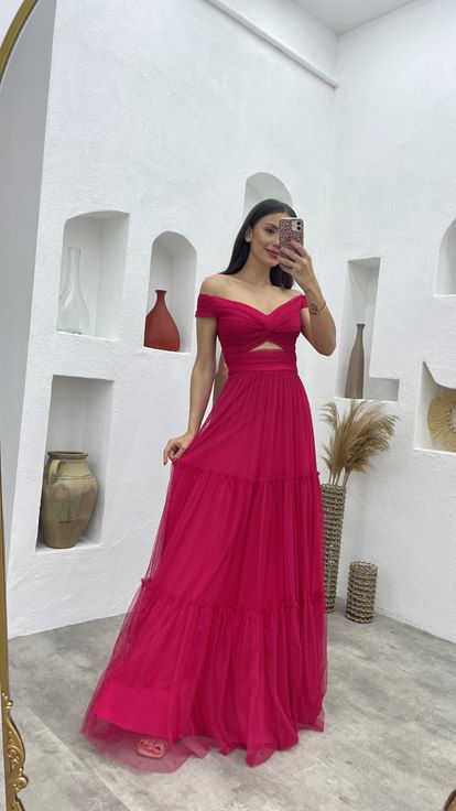 Vestido de noche de tul fucsia con busto estampado