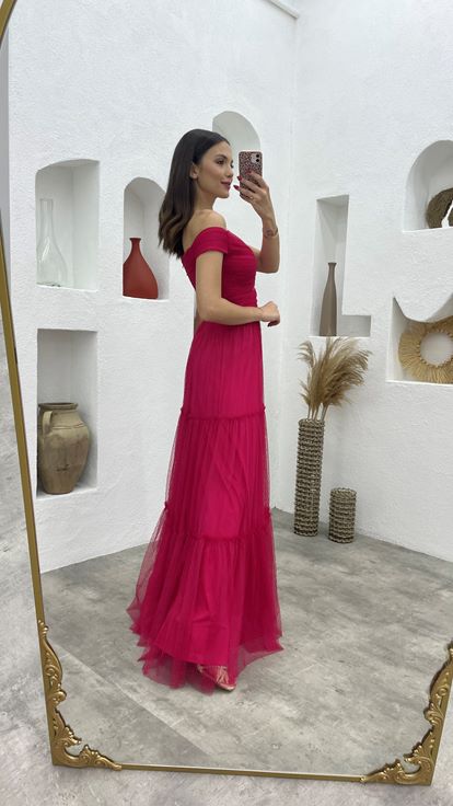 Vestido de noche de tul fucsia con busto estampado