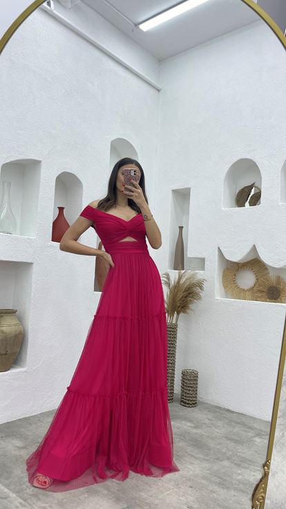 Vestido de noche de tul fucsia con busto estampado