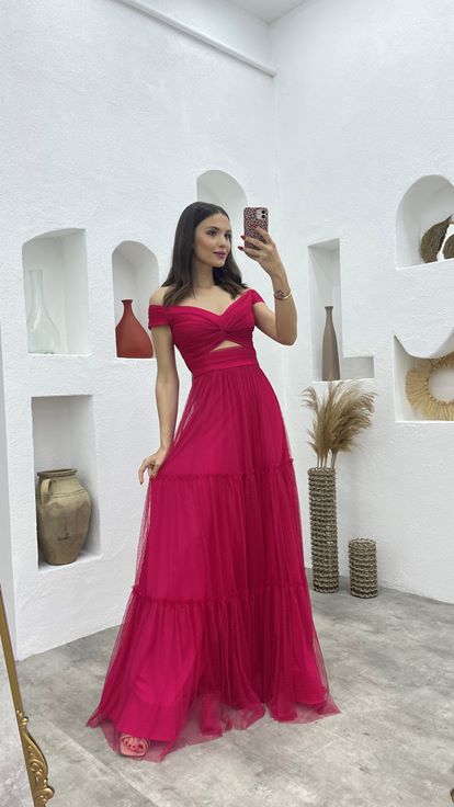 Vestido de noche de tul fucsia con busto estampado