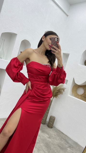 Vestido de noche de satén con detalle de piedra de busto rojo