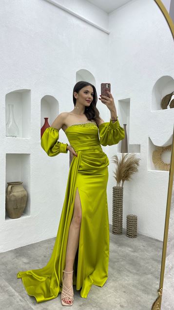 Grünes Satin-Abendkleid mit Steindetails auf der Brustpartie