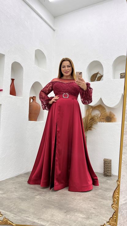 Burgunderrotes Abendkleid mit Ballonärmeln und Gürtel in Übergröße