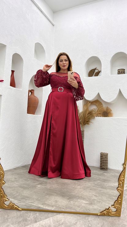 Burgunderrotes Abendkleid mit Ballonärmeln und Gürtel in Übergröße