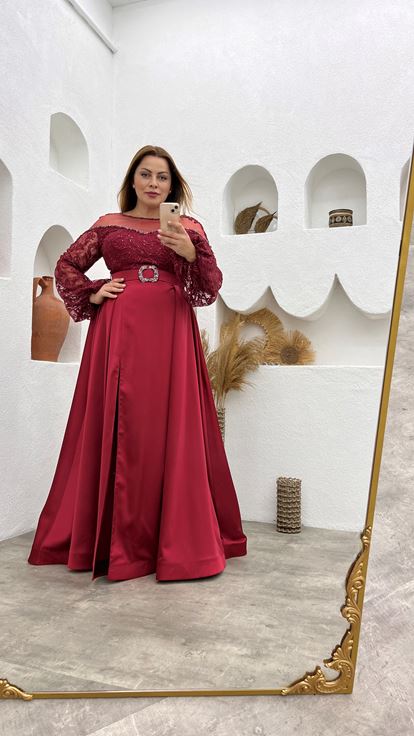 Burgunderrotes Abendkleid mit Ballonärmeln und Gürtel in Übergröße