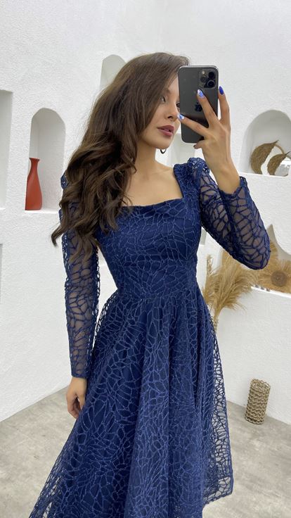 Vestido de noche de tul azul marino con purpurina