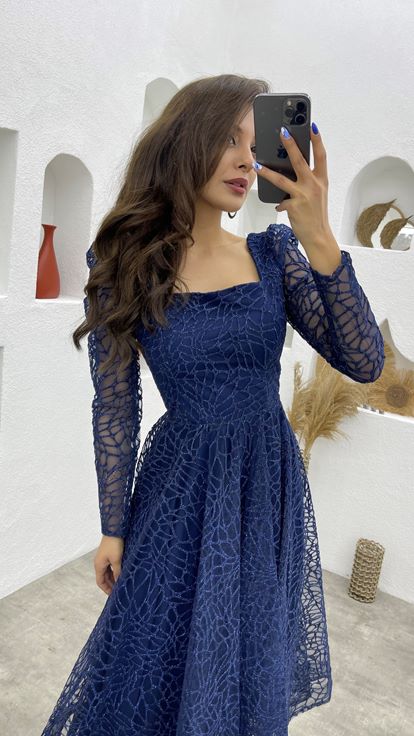 Vestido de noche de tul azul marino con purpurina