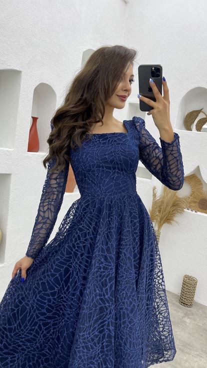 Vestido de noche de tul azul marino con purpurina