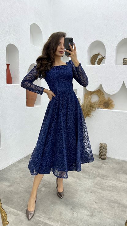 Vestido de noche de tul azul marino con purpurina