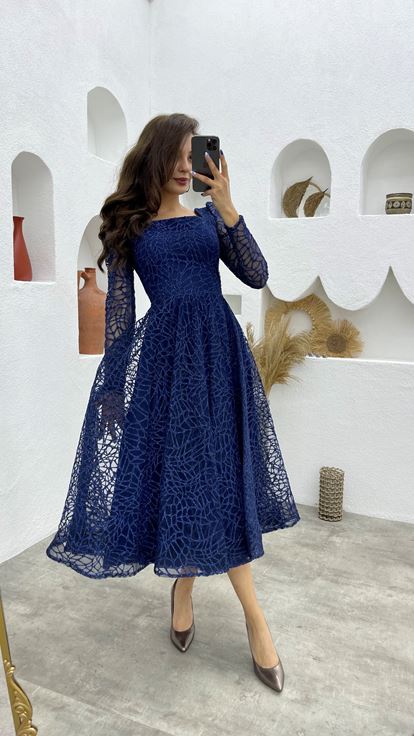 Vestido de noche de tul azul marino con purpurina