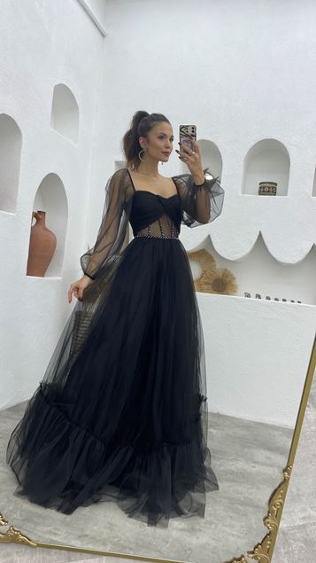 Vestido de noche largo de tul con manga globo negra