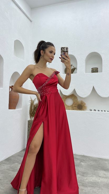 Rotes Satin Abendkleid mit Strassverzierungen an Brust und Taille sowie einem Schlitz