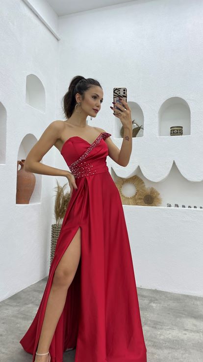Rotes Satin Abendkleid mit Strassverzierungen an Brust und Taille sowie einem Schlitz