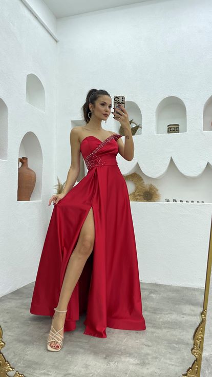 Rotes Satin Abendkleid mit Strassverzierungen an Brust und Taille sowie einem Schlitz