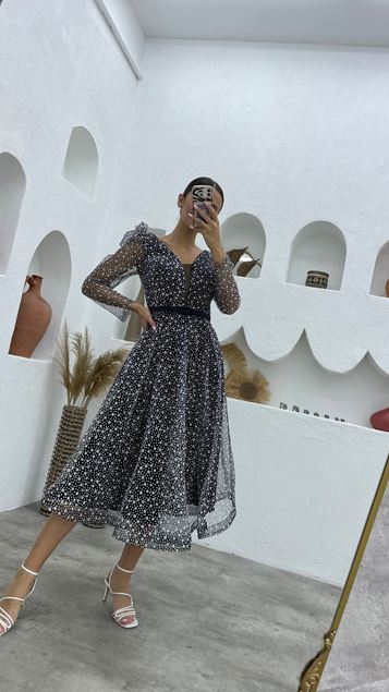 Vestido de noche largo midi de tul con mangas negras