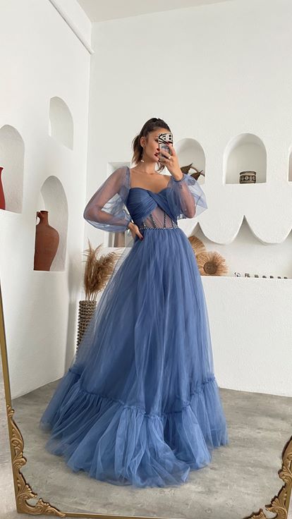 Blaues, langes Tüll-Abendkleid mit Ballonärmeln