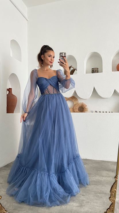 Blaues, langes Tüll-Abendkleid mit Ballonärmeln