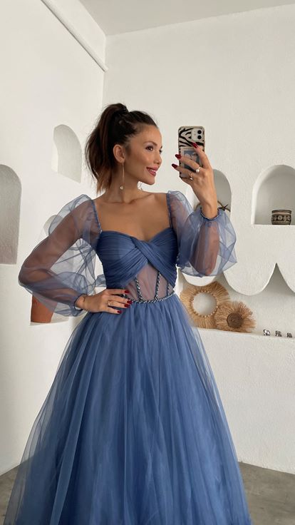 Blaues, langes Tüll-Abendkleid mit Ballonärmeln