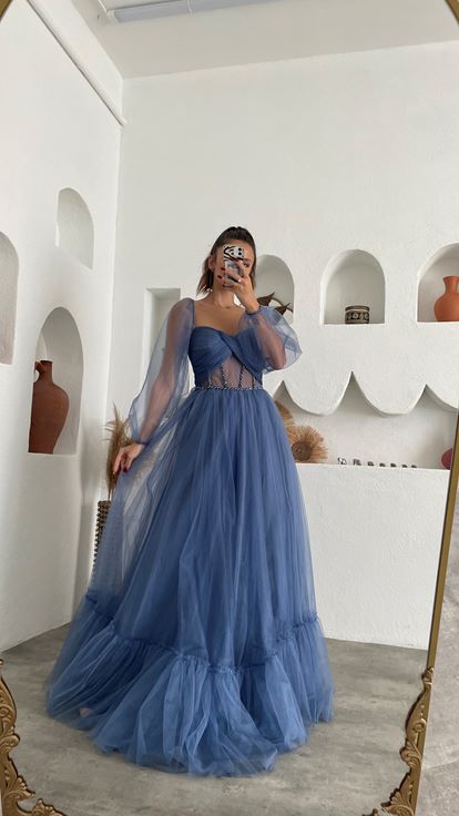 Blaues, langes Tüll-Abendkleid mit Ballonärmeln