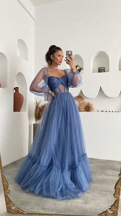 Blaues, langes Tüll-Abendkleid mit Ballonärmeln