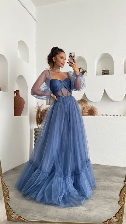 Blaues, langes Tüll-Abendkleid mit Ballonärmeln