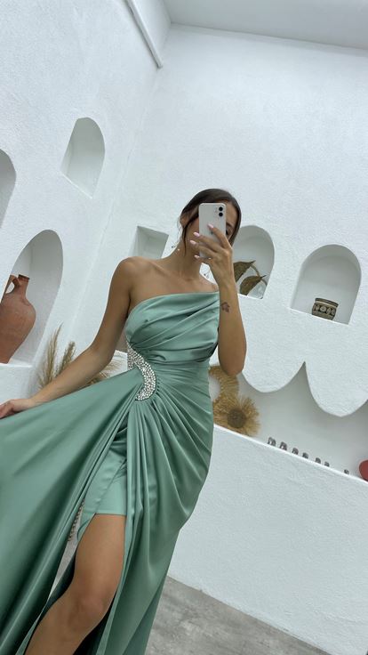 Mint Yeşili Straplez İşlemeli Saten Abiye Elbise