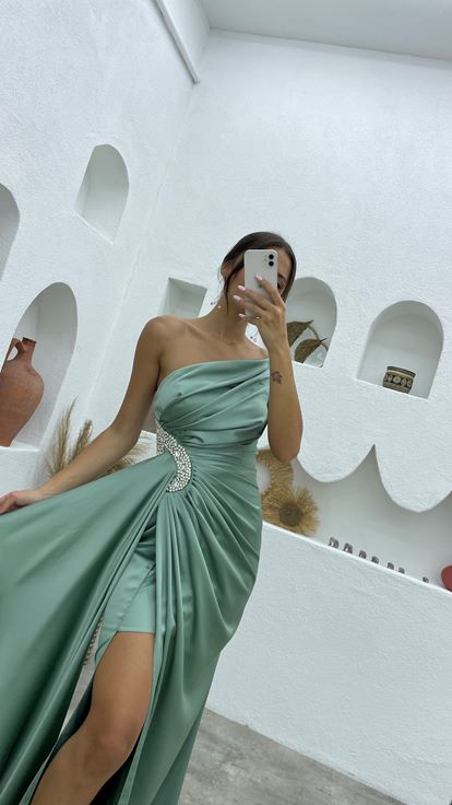 Mint Yeşili Straplez İşlemeli Saten Abiye Elbise