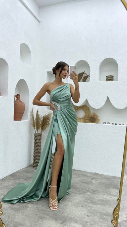 Mint Yeşili Straplez İşlemeli Saten Abiye Elbise