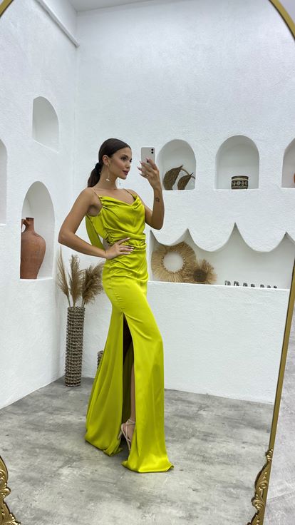 Vestido de noche de satén con correa de cadena amarilla