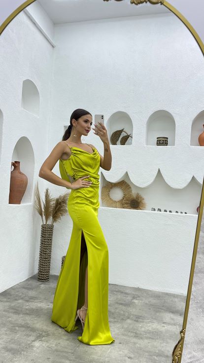 Vestido de noche de satén con correa de cadena amarilla