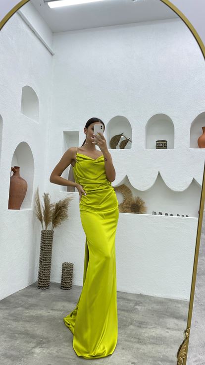 Vestido de noche de satén con correa de cadena amarilla