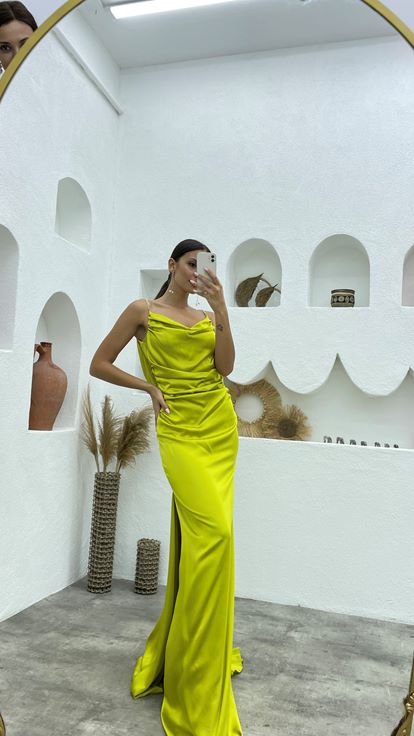 Vestido de noche de satén con correa de cadena amarilla