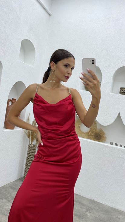 فستان سهرة من الساتان بحزام سلسلة حمراء