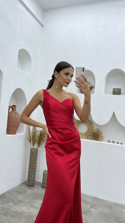 Kırmızı Tek Kol Büzgülü Saten Abiye Elbise