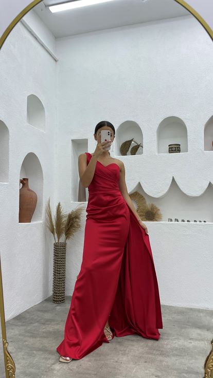 Kırmızı Tek Kol Büzgülü Saten Abiye Elbise