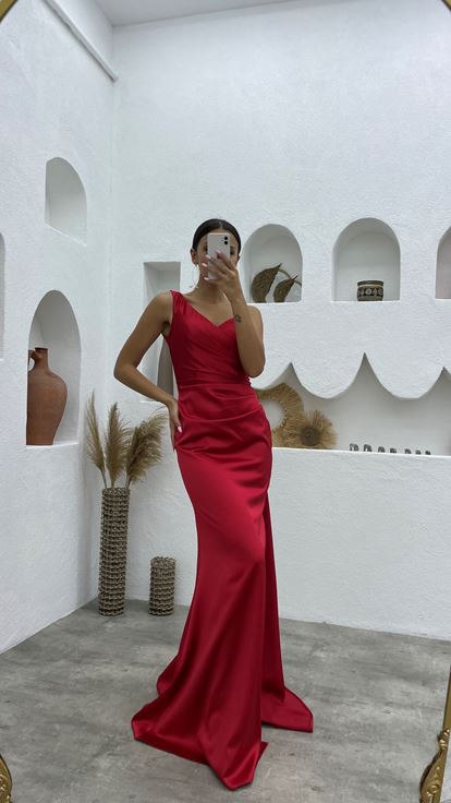 Kırmızı Tek Kol Büzgülü Saten Abiye Elbise