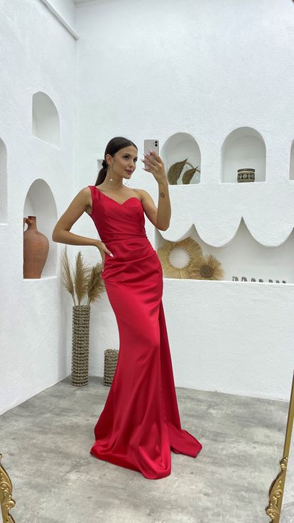 Kırmızı Tek Kol Büzgülü Saten Abiye Elbise