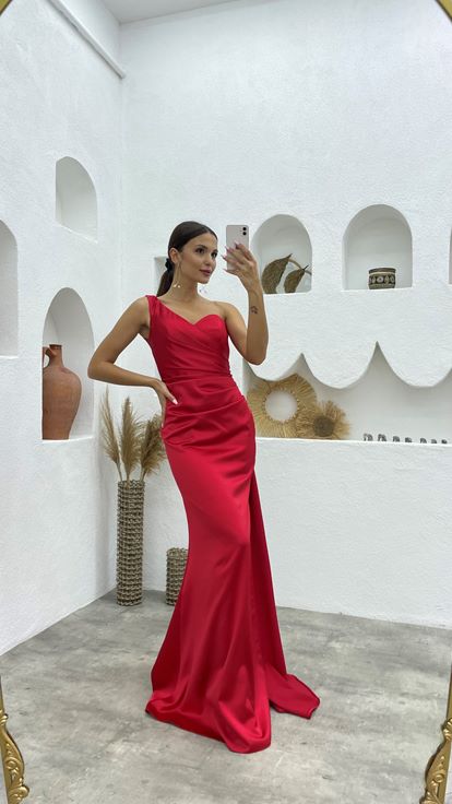 Kırmızı Tek Kol Büzgülü Saten Abiye Elbise