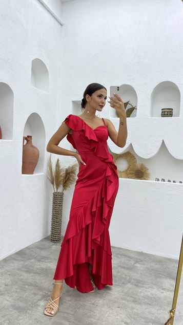Vestido de noche de satén rojo con volantes de una sola manga