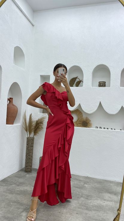 Kırmızı Tek Kol Volanlı Saten Abiye Elbise