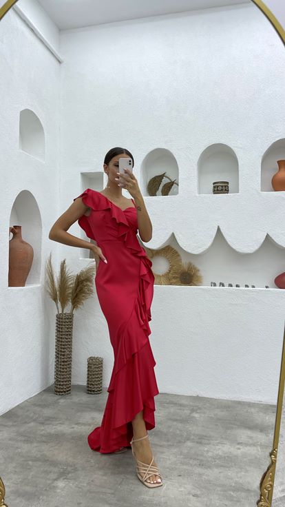 Kırmızı Tek Kol Volanlı Saten Abiye Elbise