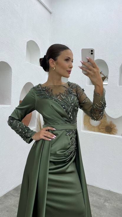 Vestido de noche de raso bordado transparente caqui