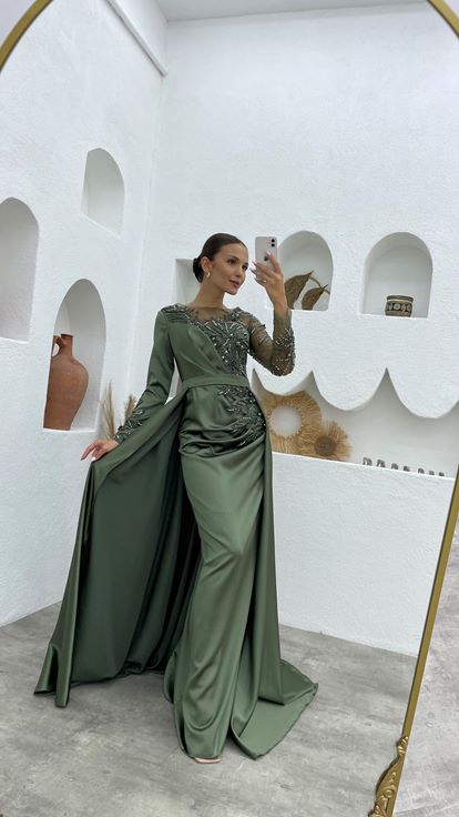 Vestido de noche de raso bordado transparente caqui