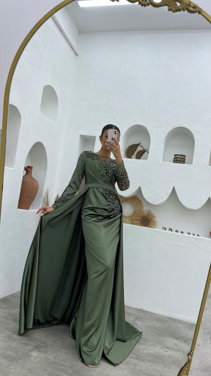 Vestido de noche de raso bordado transparente caqui